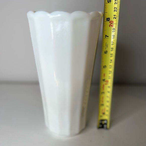 Sold - Antique Vintage Milk Glass Vase - Scallop edge - Picture 8 of 8